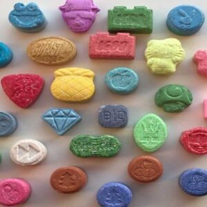 Pillole e cristalli di MDMA (ecstasy)