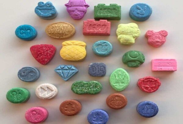 Pillole e cristalli di MDMA (ecstasy)